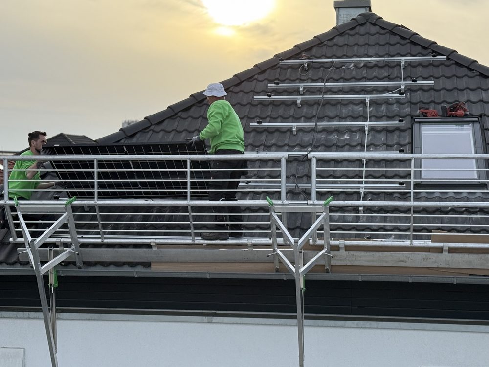 Monteure von Lichtkraft Solar am Gerüst bei der Modulmontage