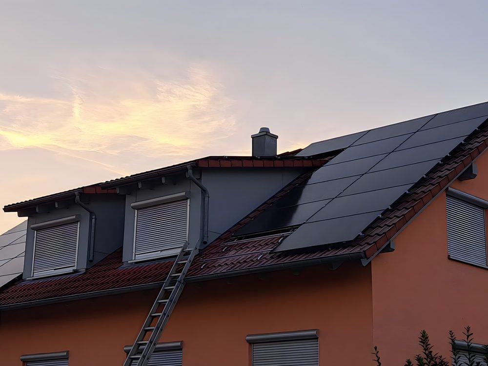 Anlage im Abendlicht – Referenzprojekt Lichtkraft Solar