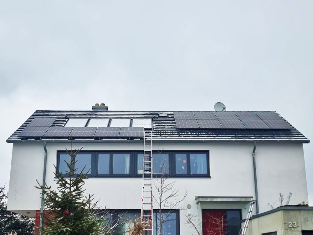 Satteldach, beide Seiten mit Modulen